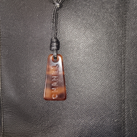 Chanel vintage caviar leather tote with tortoise shell charm - Picture 3 of 7